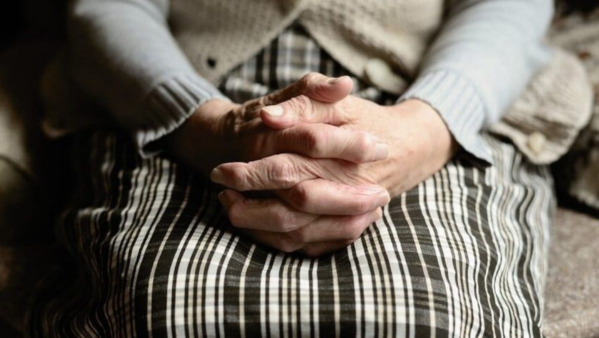 В Киеве мужчина не выпускал из квартиры и требовал деньги у своей бабушки