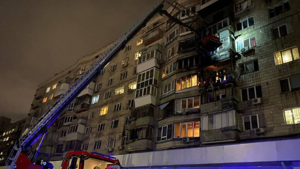 В Киеве на Энтузиастов загорелась квартира: огнем охватило соседние балконы