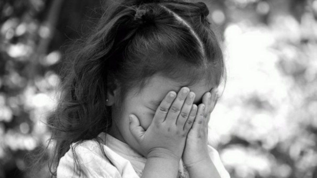 Посадил на коленки и трогал: в Киеве на растлении маленькой девочки попался 74-летний дед