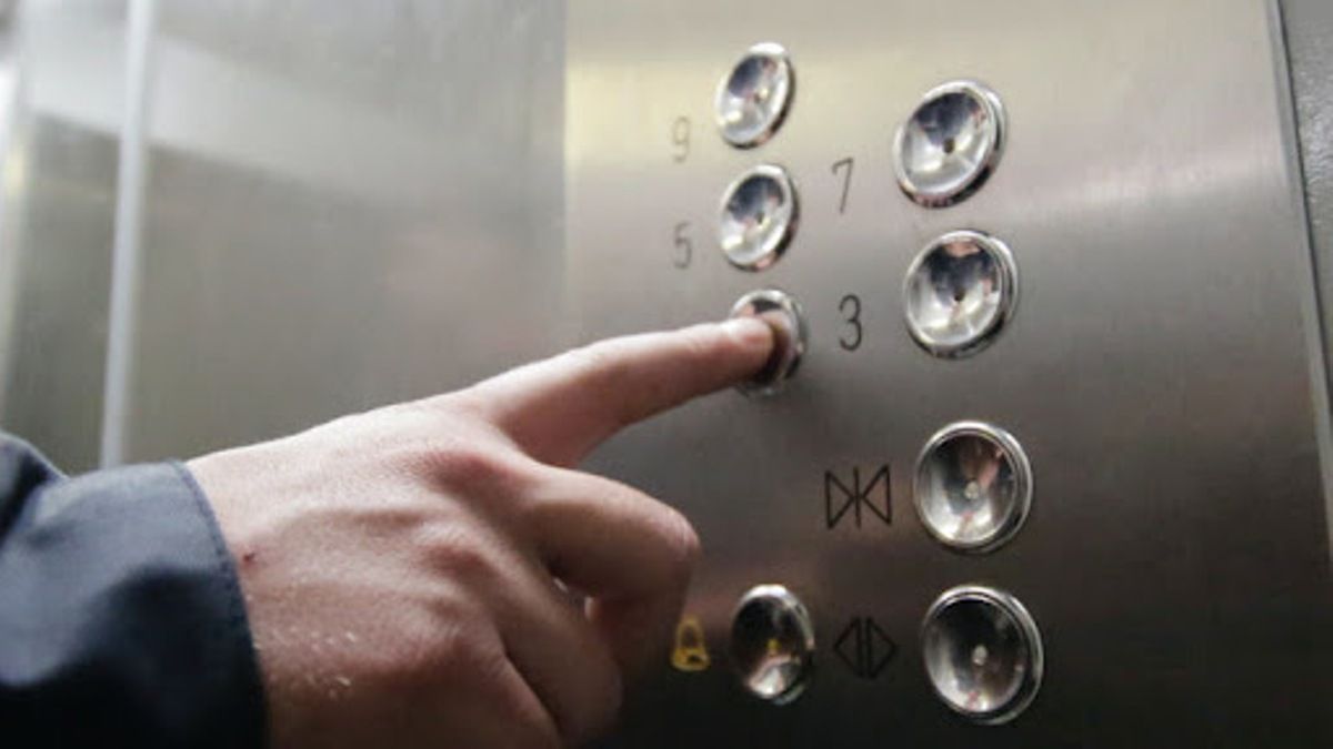 В Киеве мужчина домогался и ограбил двух 9-летних девочек в лифте