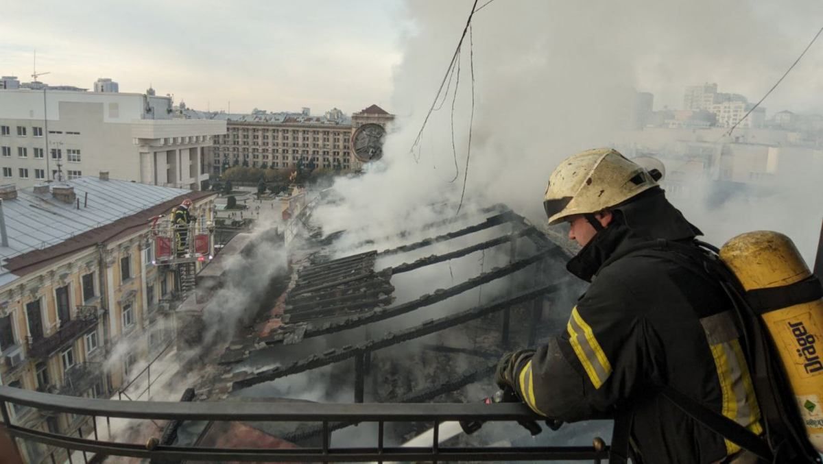 В Киеве возле Майдана загорелся жилой дом