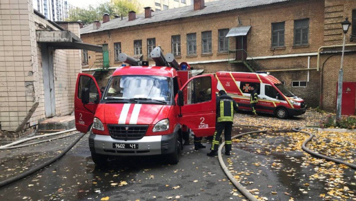 В Шевченкоском районе сгорела пристройка к многоэтажке: из здания эвакуировали 15 человек