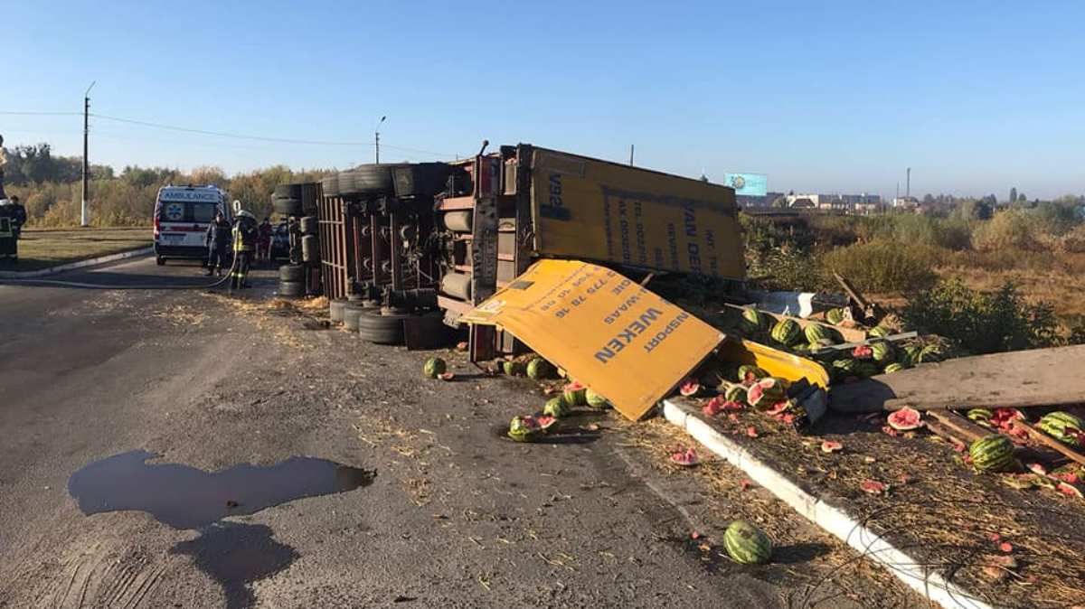 Под Киевом перевернулась фура с арбузами: видео момента ДТП