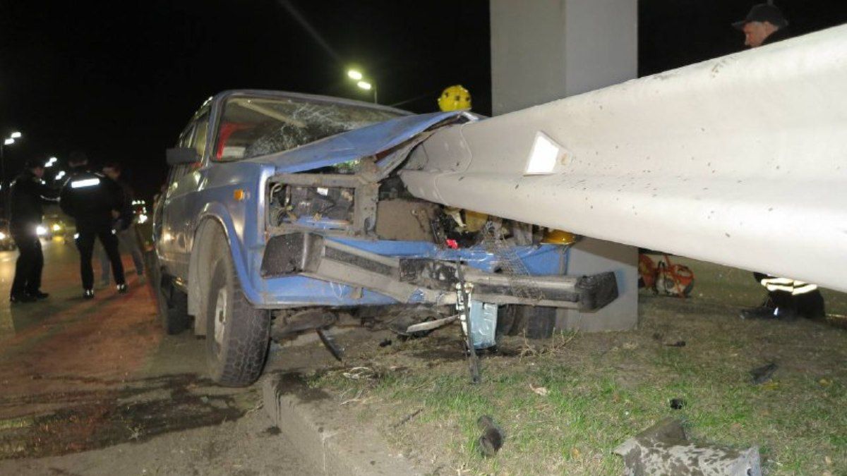 В Киеве отбойник насквозь прошил ВАЗ: водитель погиб на месте