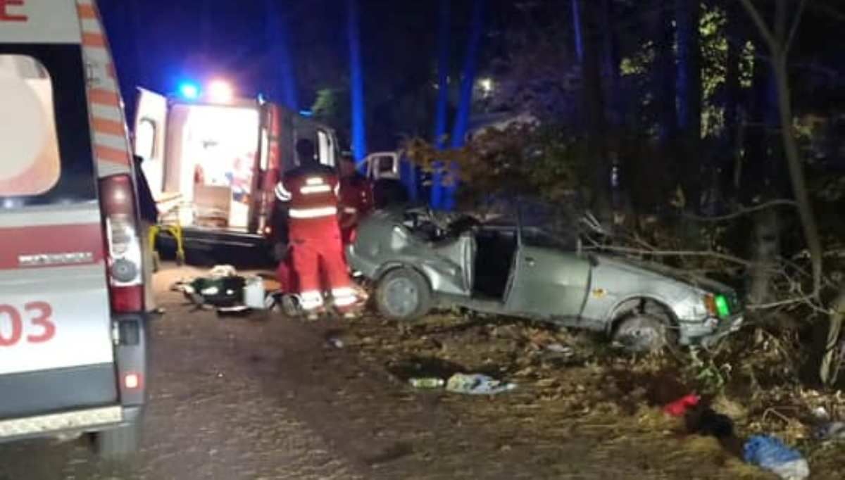 Смертельное ДТП под Киевом: "ЗАЗ" влетел в дерево