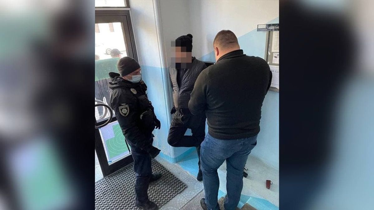 В Киеве вооруженный мужчина ворвался в приемную депутата: его задержал спецназ