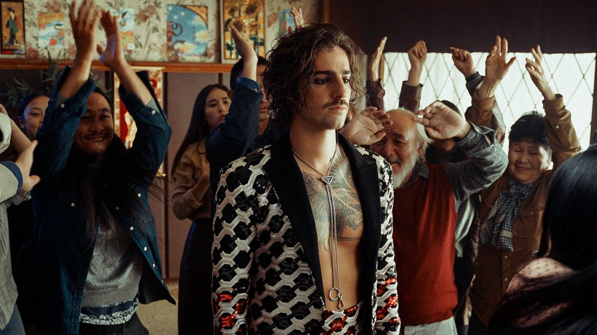 DANTES с усами и макияжем выпустил новый клип и анонсировал сольный концерт в Киеве