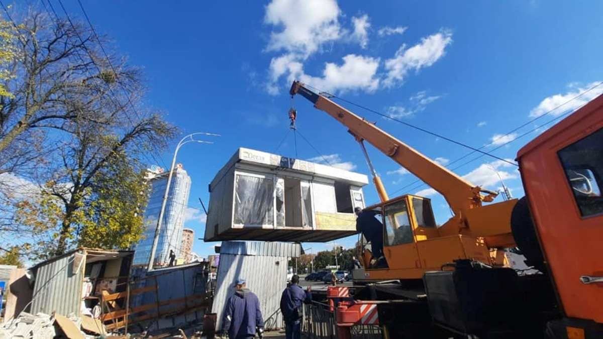 В Киеве возле метро на ВДНГ снесли 40 МАФов: что построят на их месте