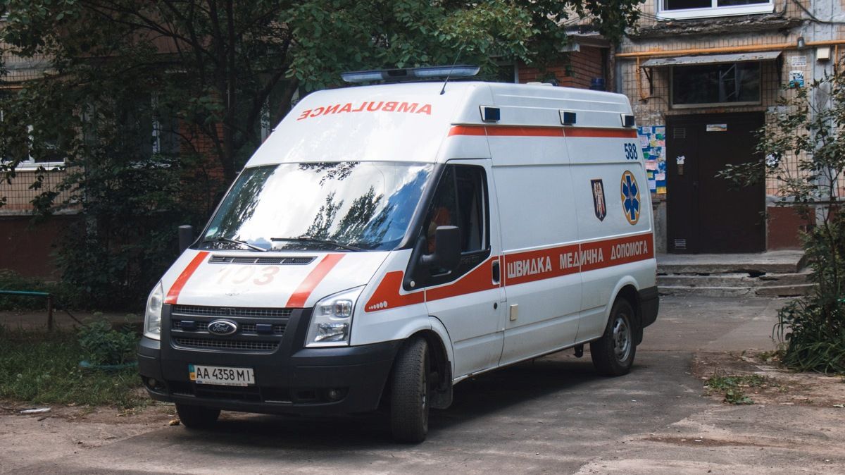 Под Киевом мужчина душил и до смерти забил свою мать из-за денег