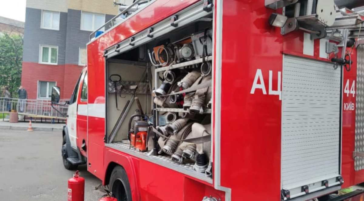 В Киеве в многоэтажке загорелась электрощитовая: с этажа эвакуировали жильцов с ребенком