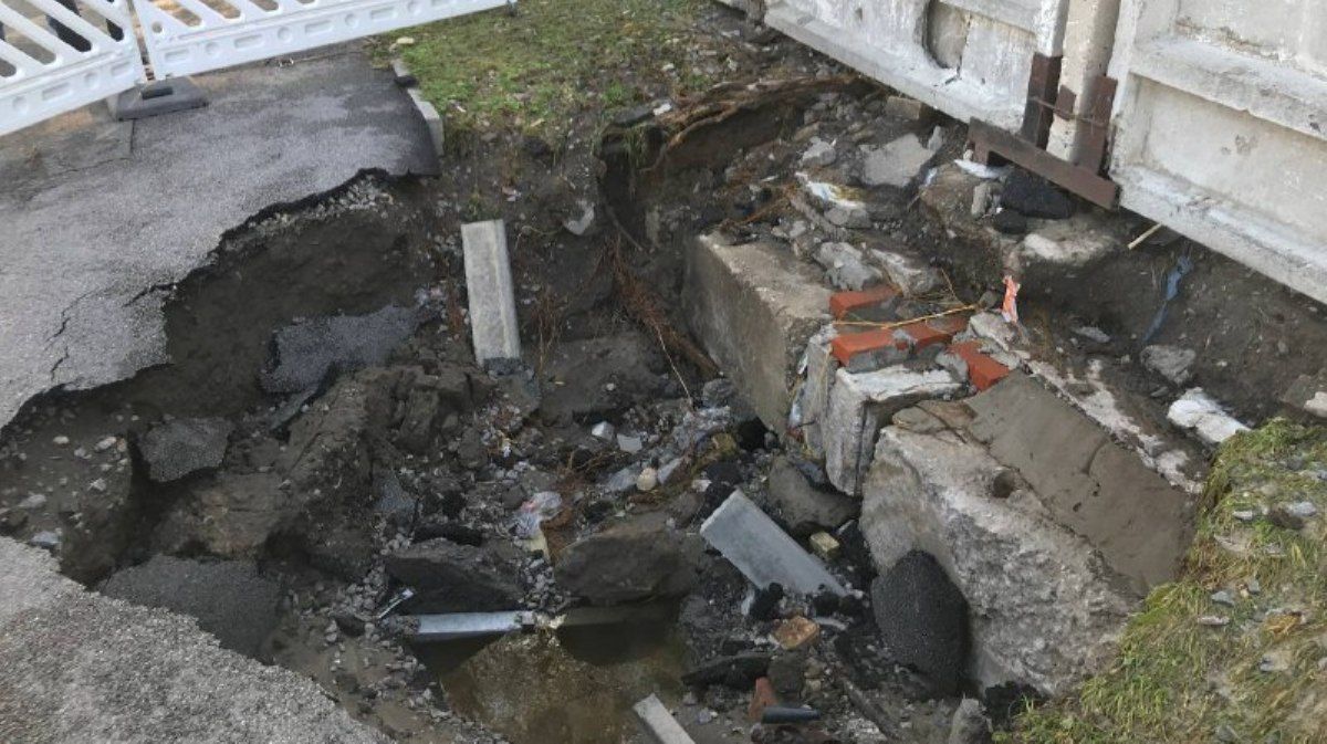 В Оболонском районе прорвало теплотрассу: вдоль проезжей части огромная яма