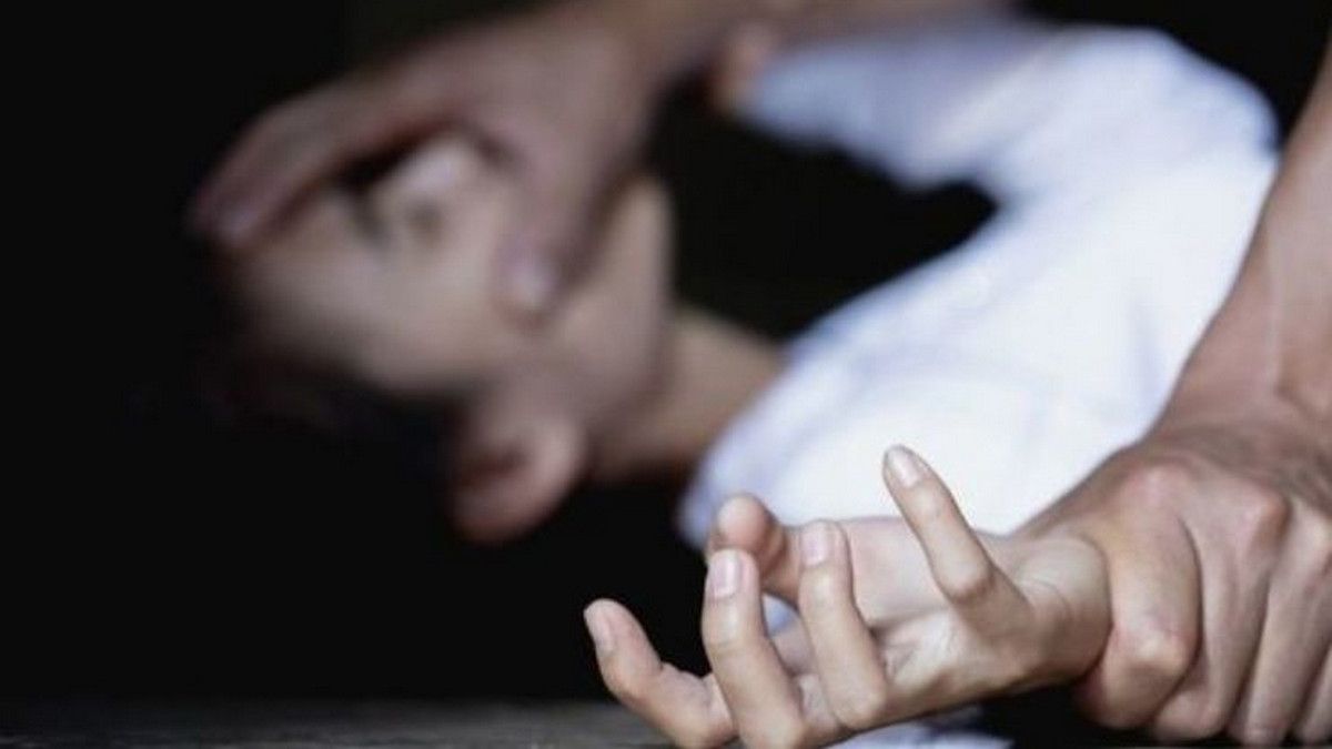 Ударил по лицу и повалил на землю: в Киеве мужчину посадили на 7 лет за изнасилование девушки