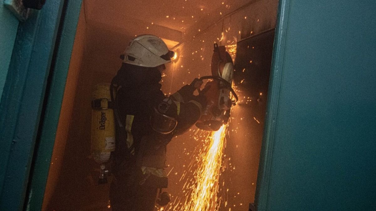 В Киеве на Оболони в горящей квартире погиб человек