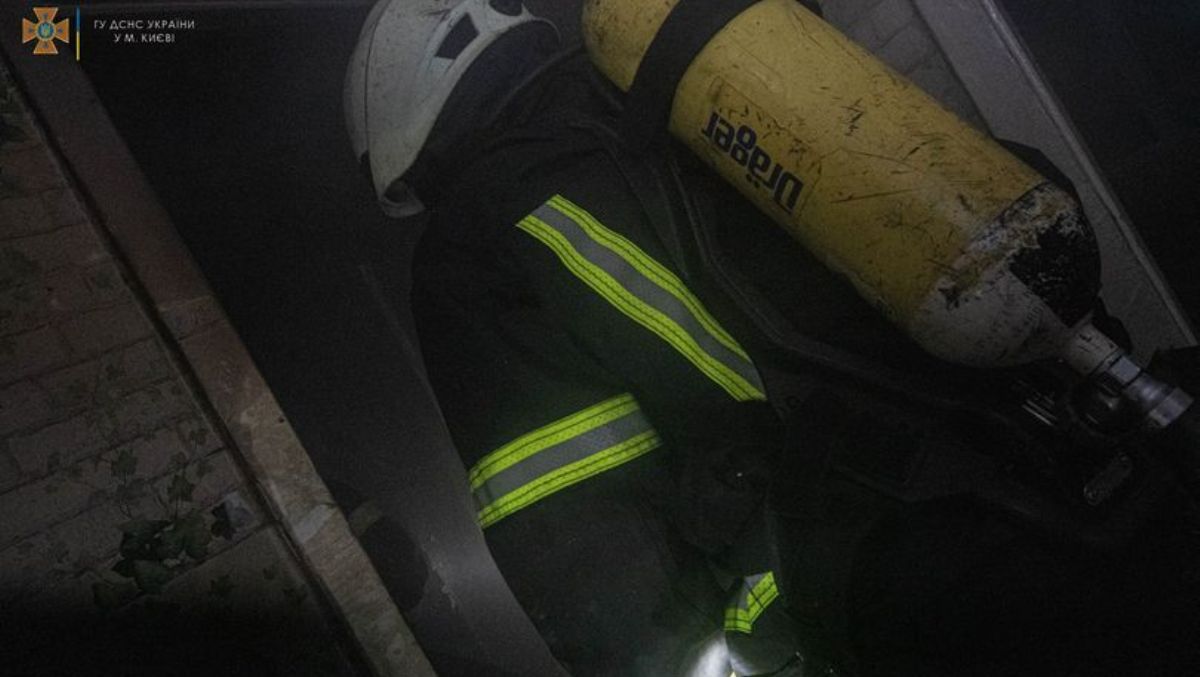 В Киеве на Харьковском шоссе в 16-этажке сгорела квартира