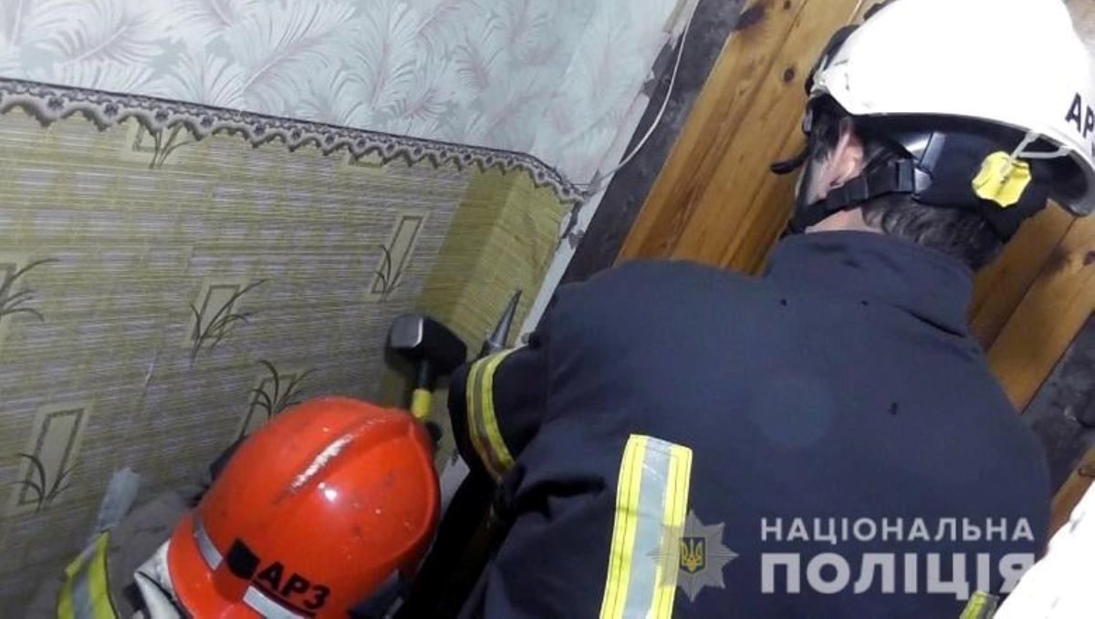 В Киеве пьяный мужчина взял в заложники девушку