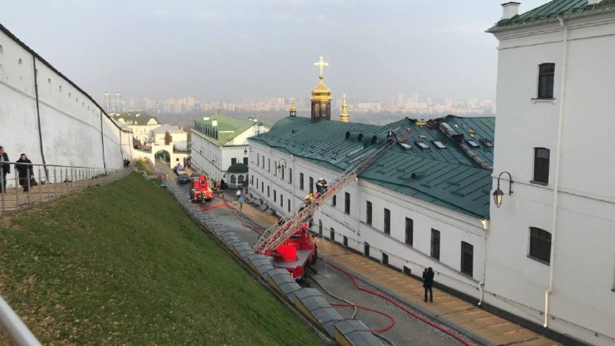 В пожаре в Киево-Печерской лавре пострадали три человека: один выпрыгнул из окна