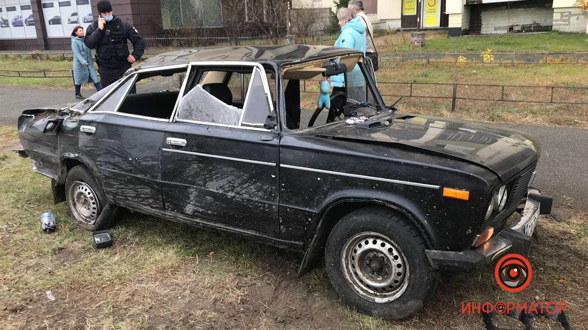 В Киеве пьяный водитель на "Жигулях" пытался уйти от полиции, устроил ДТП и перевернул авто