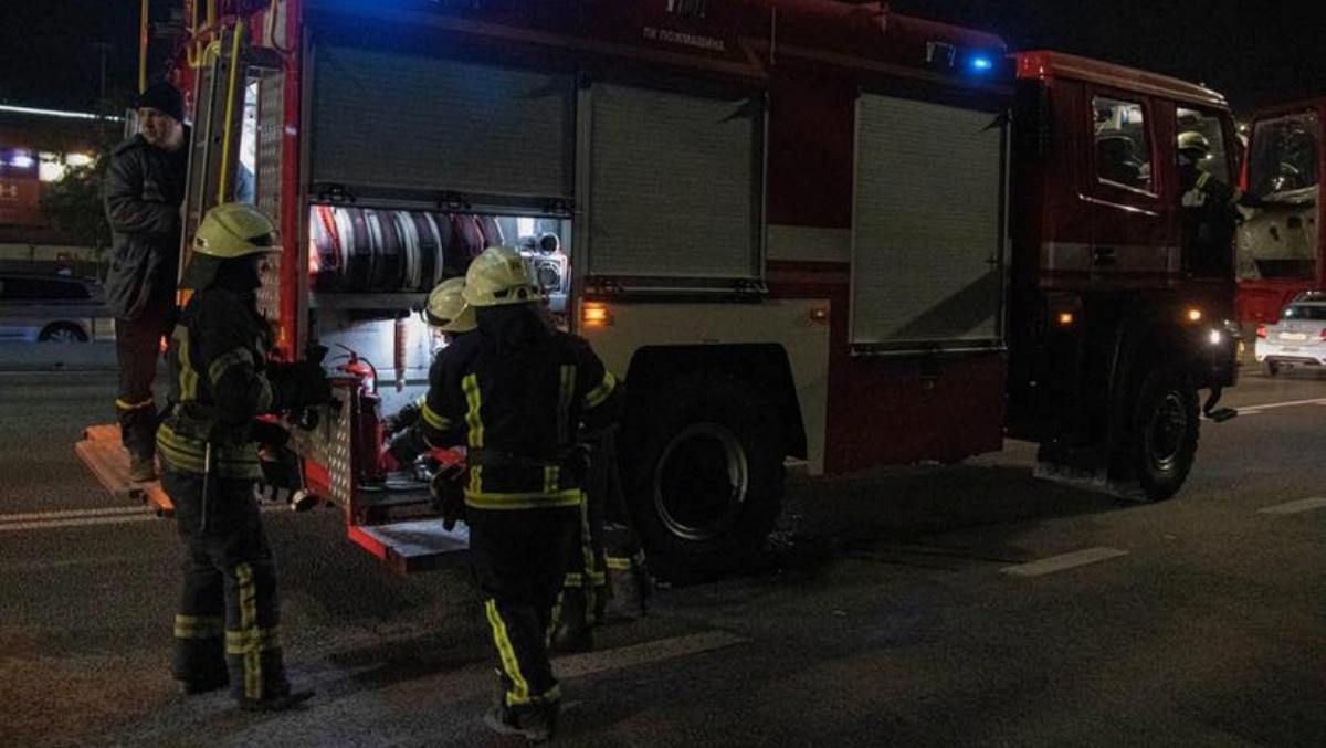 В Киеве на Лыбедской горело здание торгового центра