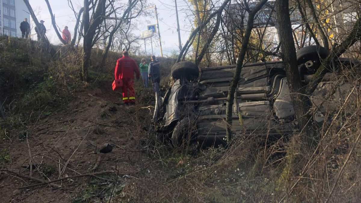 Под Киевом таксист на Skoda Fabia вылетел с дороги в кювет