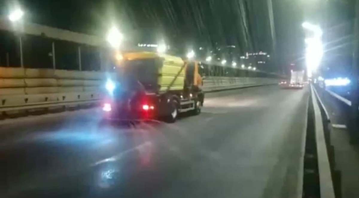 Первые морозы: в Киеве начали обрабатывать дороги от гололеда