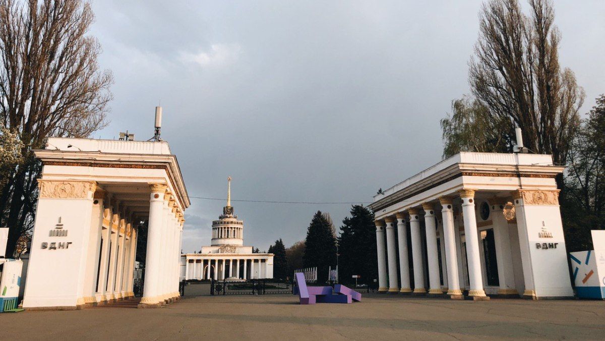 В Киеве на ВДНГ будут останавливать транспорт и проверять документы посетителей: что случилось