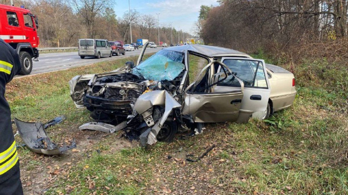 В Киеве Daewoo Nexia влетела в электроопору: водитель погиб на месте