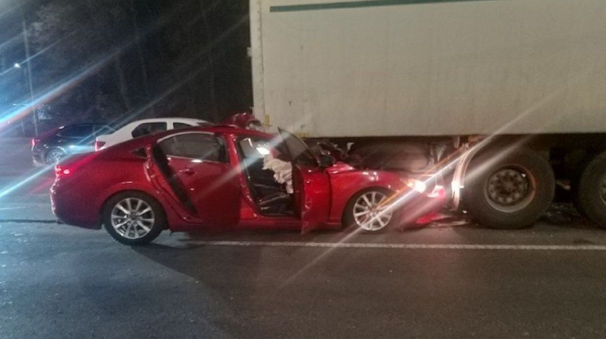 В Киеве на Дружбы Народов Mazda влетела под фуру