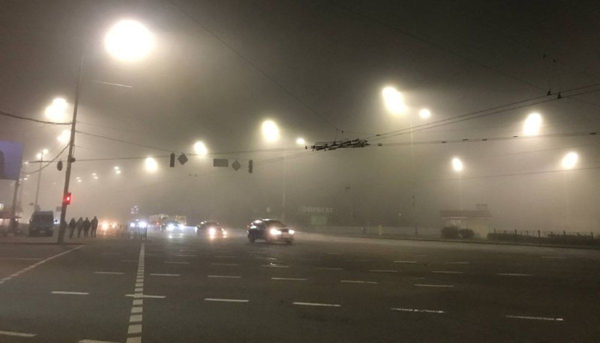 Киев окутал густой туман: как выглядят улицы столицы в белой мгле
