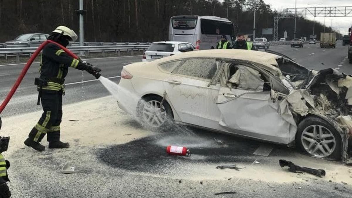 В Киеве на Бориспольском шоссе от столкновения с грузовиком загорелся Ford Fusion
