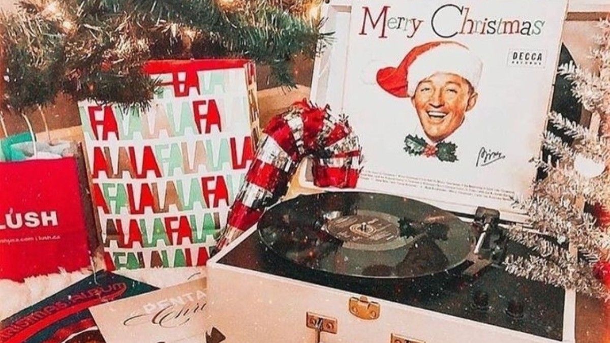 Новогодний плейлист: какая музыка поможет создать праздничное настроение