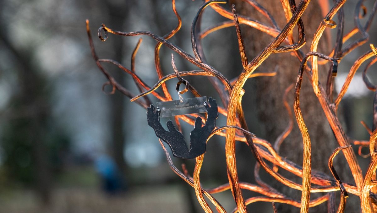 В Киеве установили мини-скульптуру «Дерево помощи»: где посмотреть и что она значит