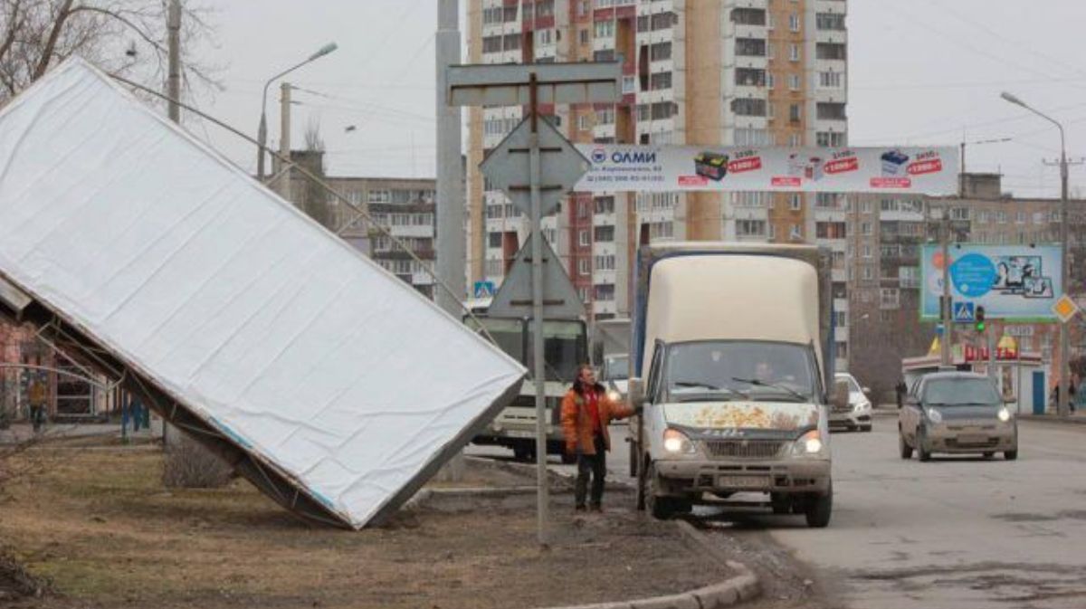 В Киеве просят держаться подальше от рекламных щитов, линий электропередачи и деревьев