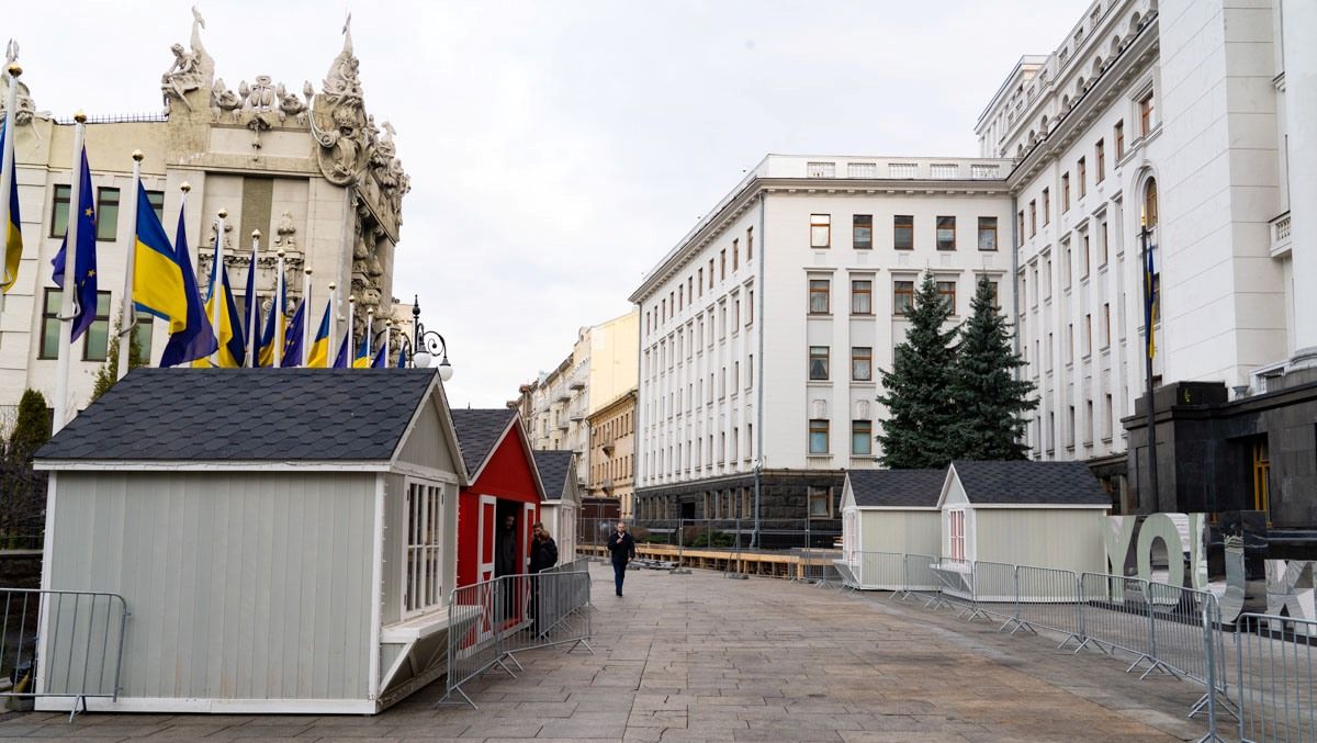 В Киеве на Банковой начали монтаж катка и новгодней ярмарки