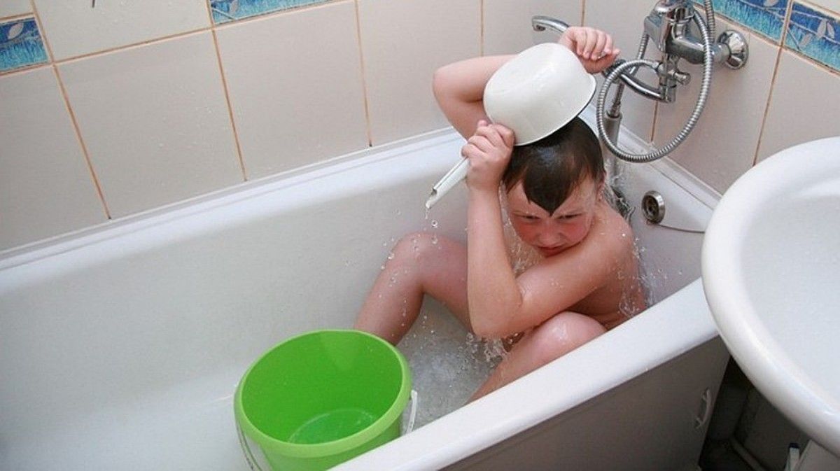 Авария на магистральной сети: где в Киеве пропала вода в кранах и куда подъехала цистерна