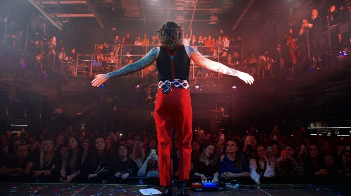 "Девочка Оля", танцы на барной стойке и стендап: как в Киеве прошел первый сольный концерт DANTES