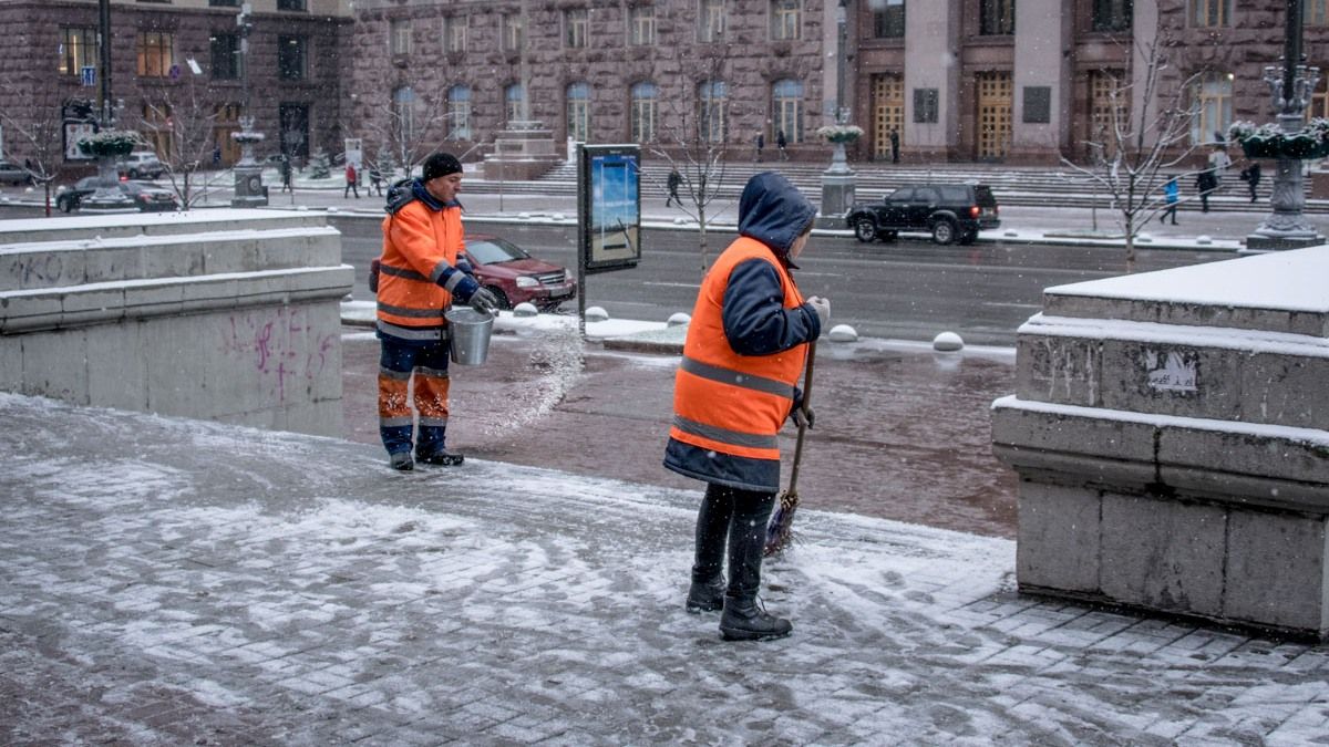 В Киеве объявили первый уровень опасности и гололед: как правильно передвигаться по скользкому городу