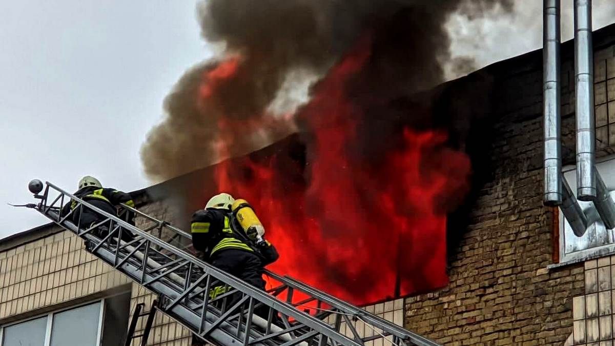 Масштабный пожар в Соломенском районе: на Льва Толстого горит склад с косметикой