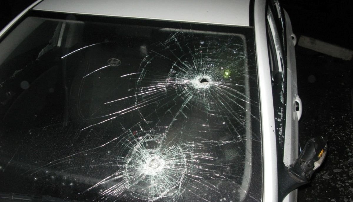 Приревновал девушку к другому: под Киевом горе-парень растрощил битой чужую машину