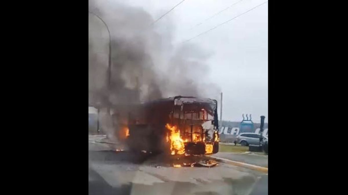 В Ирпене под Киевом возле остановки дотла сгорела маршрутка: видео