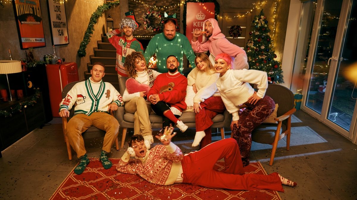 MONATIK снял новогоднюю версию нашумевшего хита «Зажигать/JoMo»: видео