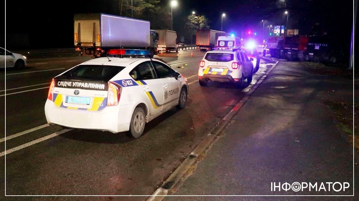 В Киеве два грузовика одновременно сбили двух пешеходов, которые перебегали дорогу