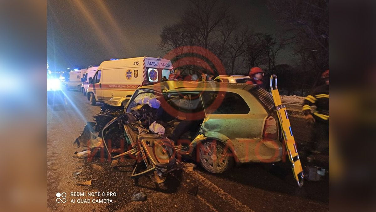 В Киеве на Броварском Volkswagen влетел в Chevrolet: водителя вырезали спасатели. Видео момента ДТП