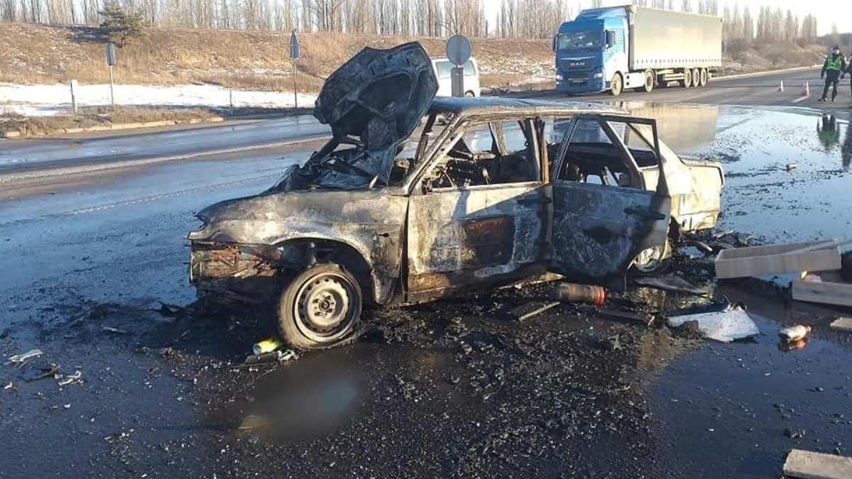 Под Киевом BMW X5 столкнулся с Lada: в загоревшейся машине была семья с маленькими детьми