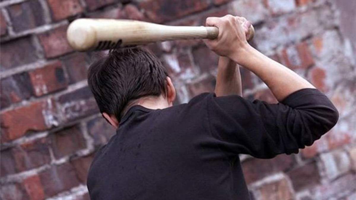 В Киеве мужчина битой избил товарища из-за долга