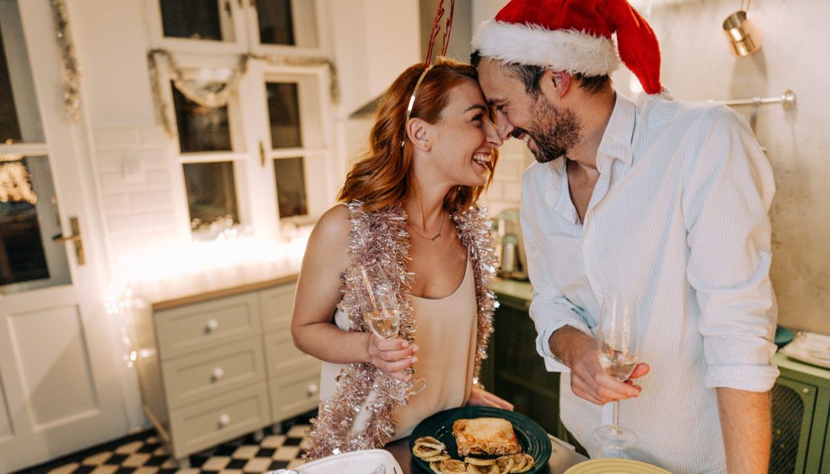 Новогодний плейлист 2022: под какую музыку лучше всего нарезать салаты