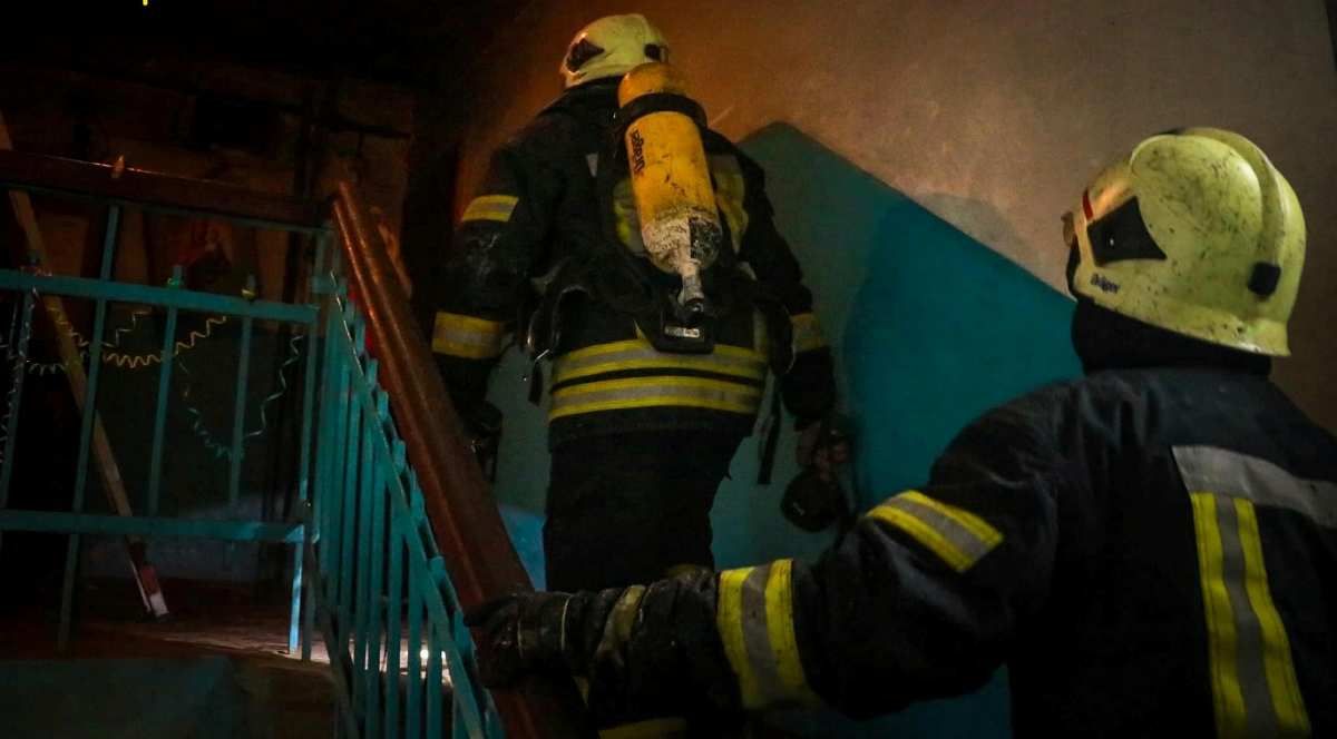 В Киеве из горящей квартиры достали мужчину с ожогами, который пытался сам потушить пожар