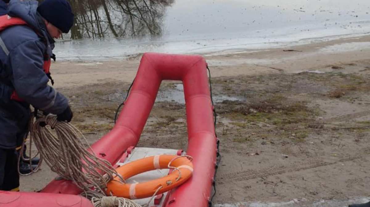 В Киеве рыбак оказался на отколовшейся льдине посреди Днепра