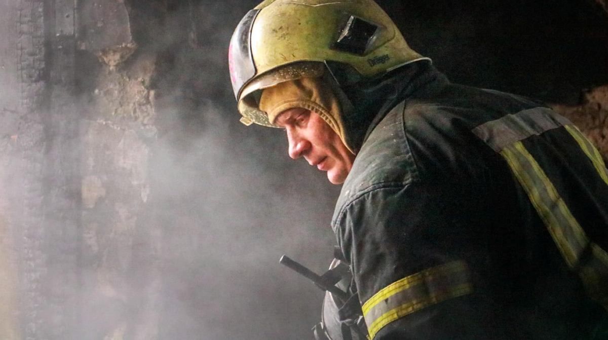 В Киеве из горящей квартиры спасли женщину, которая лежала на полу с ожогами