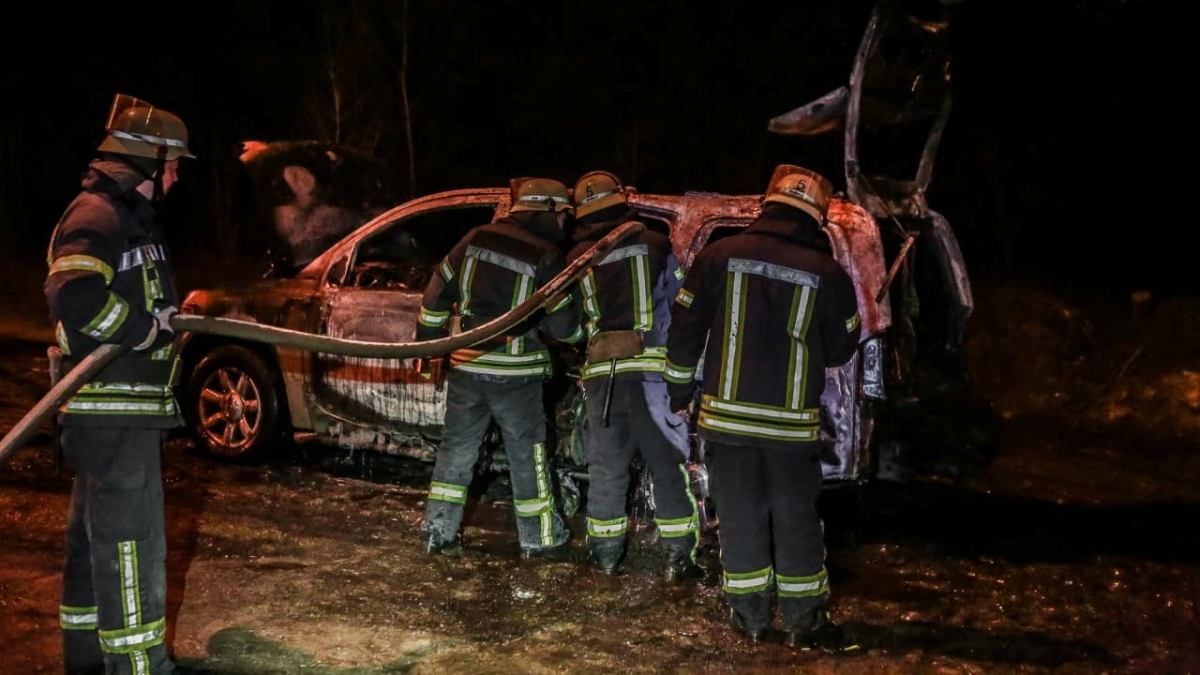 В Киеве на обочине дороги дотла сгорел Infiniti