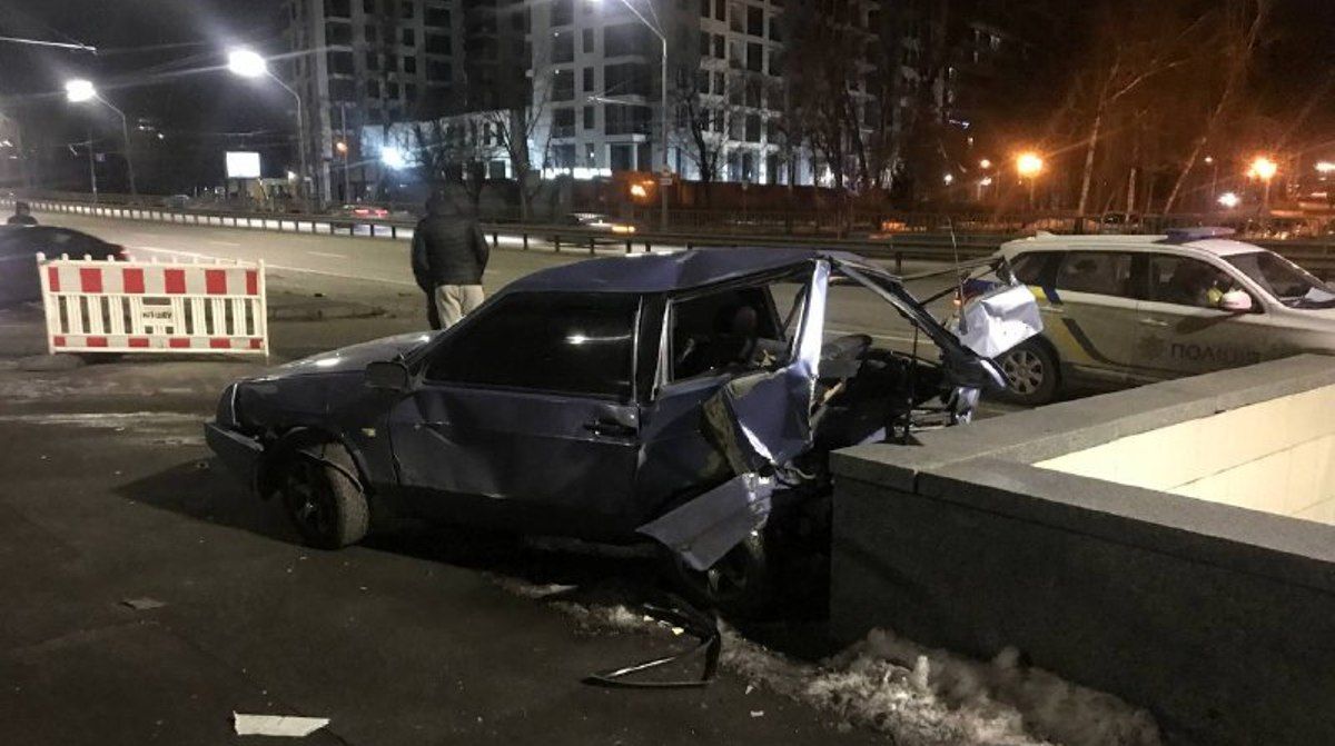 В Киеве внедорожник BMW влетел в ВАЗ и отправил его на обочину: пострадала женщина-пассажир